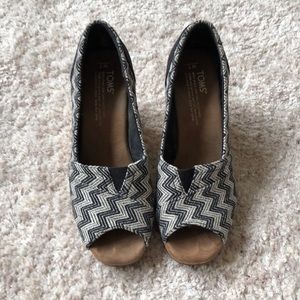 TOMS Navy+Cream Patterned Cork Wedges 7